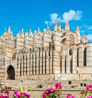 一座带有塔楼和尖顶的大型石砌建筑