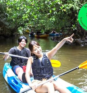 dva lidé v kajaku na řece s frisbee