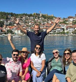 一群人在水中的船上