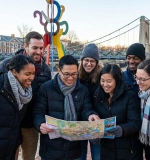 一群人站在一起看地图