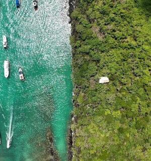 eine Draufsicht auf Boote im Wasser