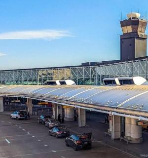 lotnisko z pasem startowym i wieżą kontrolną