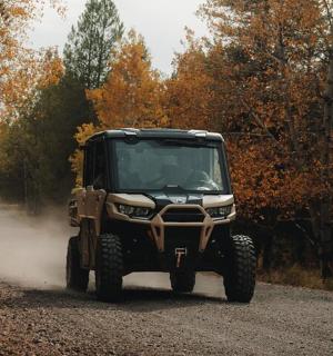 maastikul džiip sõidab mööda kruusateed