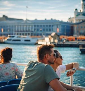 un grup de oameni care stau pe o barcă pe apă