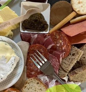 diskur með mismunandi tegundum af osti og brauði