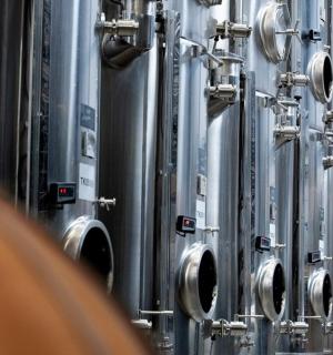 une rangée de serveurs en argent