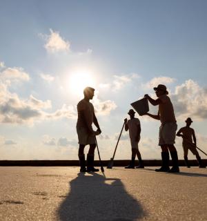 eine Gruppe von Männern steht auf einem Parkplatz