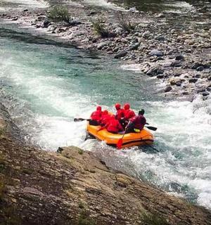 eine Gruppe von Menschen in einem Floß in einem Fluss