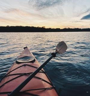 ein Kajak auf einem See mit einem Paddel im Wasser