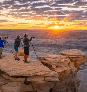 Eine Gruppe von Menschen steht auf einer Klippe am Grand Canyon