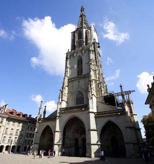 โบสถ์ที่มีหอคอยสูงในเมือง