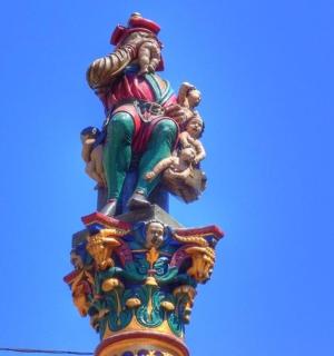 รูปปั้นคนขี่ม้าบนเสา