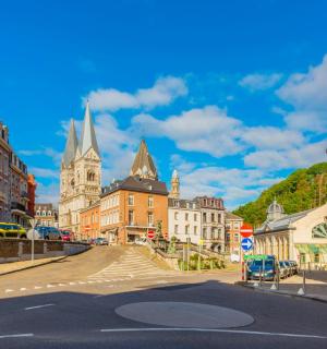 prázdná ulice ve městě s budovami