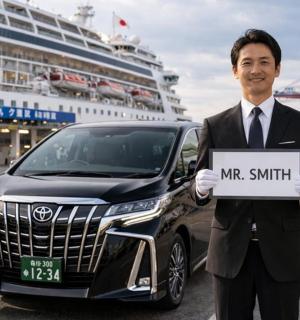 un home amb vestit sostenint un cartell davant d'un cotxe