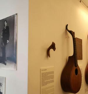 eine Gitarre, die in einem Museum an einer Wand hängt