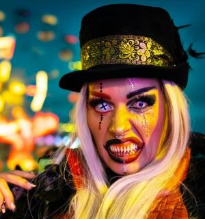 eine als Clown verkleidete Frau mit Make-up