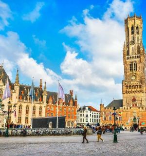 una ciutat amb una torre del rellotge i un edifici