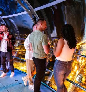 un groupe de personnes debout au sommet d'un immeuble