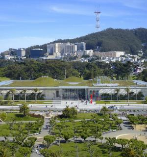 o clădire cu un parc în fața unui oraș