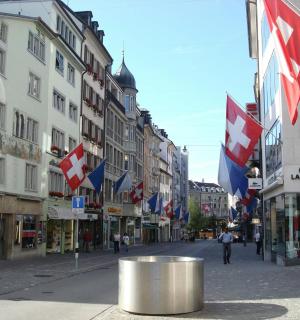 ένας δρόμος με σημαίες στη μέση μιας πόλης