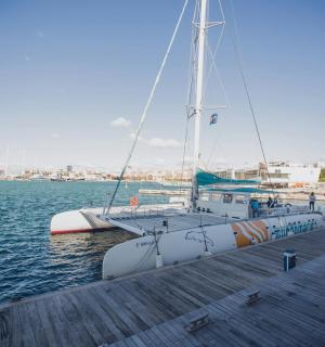 plachetnice zakotvená v molu ve vodě