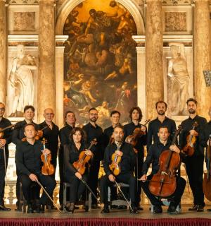 un grup de músics posant per a una foto en un edifici