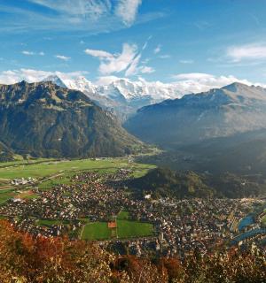 μια εναέρια άποψη μιας πόλης στα βουνά