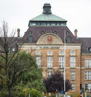 ein großes Backsteingebäude mit einer Uhr darauf