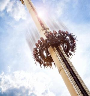 eine Nahaufnahme einer Fahrt im Himmel