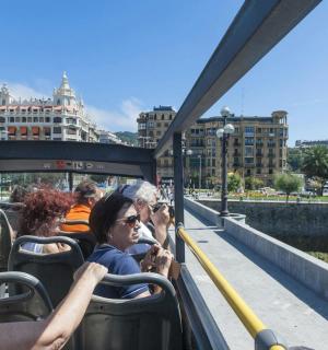 μια ομάδα ανθρώπων που επιβαίνουν σε ένα λεωφορείο