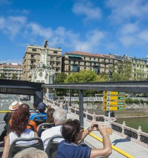 un grup de persones que viatgen en un autobús turístic