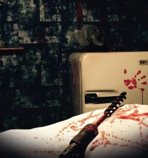 láhev vína ležící na posteli s krví