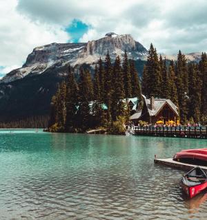 ein Boot auf einem Dock auf einem See mit einem Berg