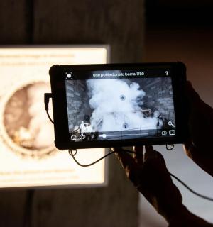 osoba držící mobilní telefon, aby pořídila fotografii