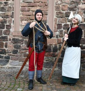 un uomo e una donna vestiti in costume