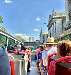 en gruppe mennesker, der sidder i en bus