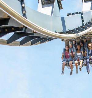 skupina lidí na horské dráze