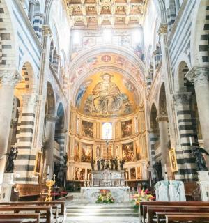 sebuah gereja dengan siling yang besar dan sebuah mezbah yang besar