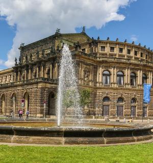 una font d'aigua davant d'un edifici