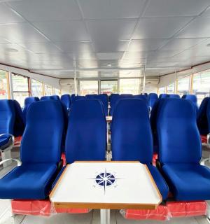 autobus s modrými sedadly a dřevěným stolem