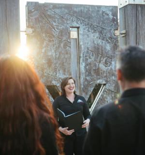 жена која стоји испред групе људи