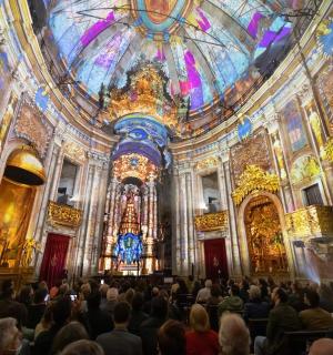 eine große Menschenmenge in einer großen Kirche