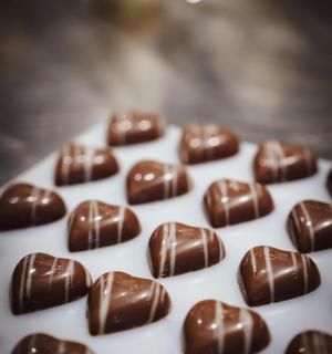 un gruppo di biscotti ricoperti di cioccolato su un involucro