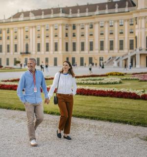 mężczyzna i kobieta idący przed budynkiem