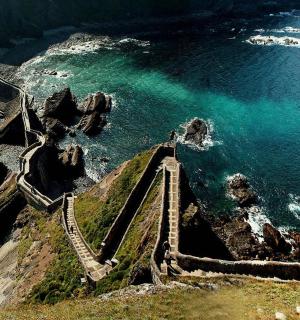 eine Luftaufnahme eines Strandes und des Ozeans