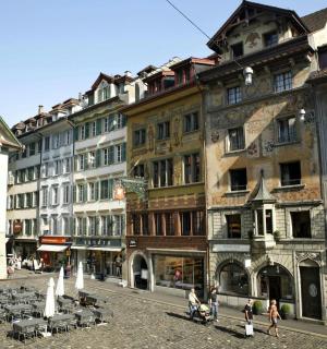 μια ομάδα κτιρίων σε έναν δρόμο με ανθρώπους που περπατούν