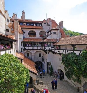 skupina lidí jdoucích po ulici ve městě