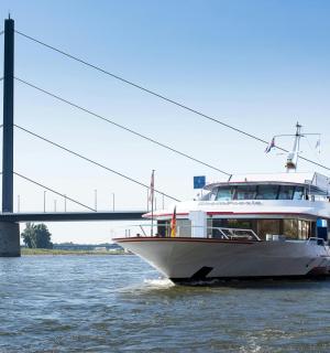 ein Boot im Wasser neben einer Brücke