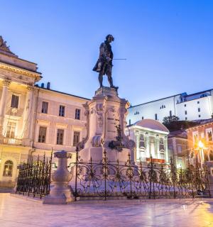 건물들이 있는 도시 한가운데에 있는 동상