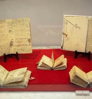 sekumpulan buku duduk di atas meja merah